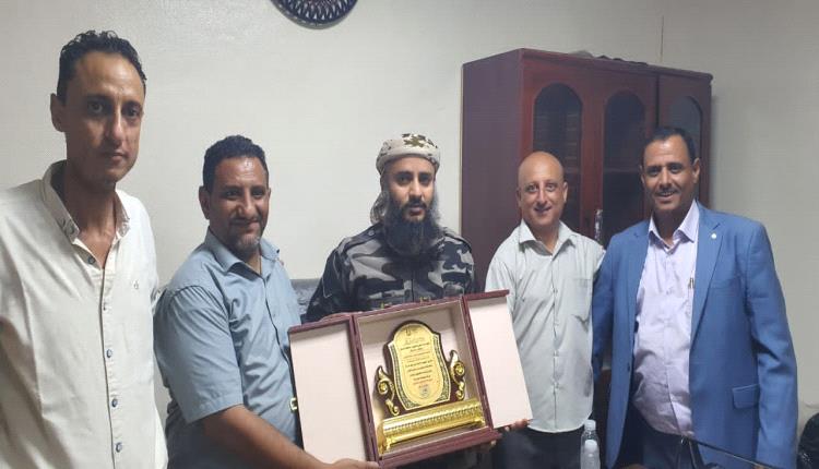 إدارة مركز الغسيل الكلوي بالضالع تكرم قائد المحور الثالث مشاة وإسناد بدرع شكر وعرفان تقديرًا لدعمه