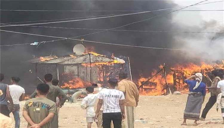 بسبب عبث الأطفال.. اندلاع حريق واسع يلتهم مساكن نازحين في مأرب