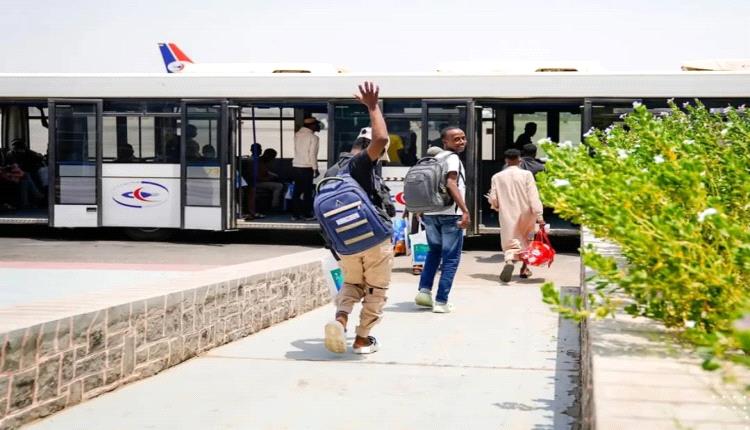 جحيم الـ.ـحرب يدفع اللاجئين إلى الرحيل.. 154 صومالياً يغادرون اليمن