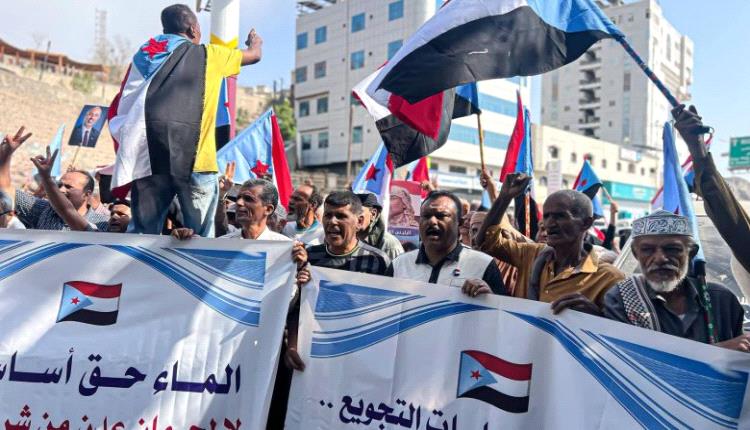 وقفة احتجاجية حاشدة في صيرة تندد بتدهور خدمة المياه وتطالب بحلول عاجلة