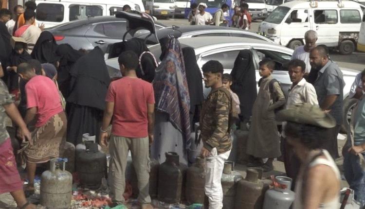 أزمة الغاز المنزلي تتفاقم في العاصمة عدن وسط اختناقات حادة وتداعيات معيشية واقتصادية ..