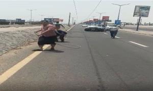 مدير كهرباء عدن يقود حملة فتح الخط البحري وإعادة التيار بعد سقوط خطوط الضغط العالي