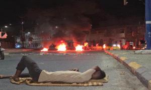 عدن تغلي تحت وطأة الأزمات.. احتجاجات شعبية غاضبة تحمل المحافظ عبدالرحمن شيخ مسؤولية انهيار الخدمات