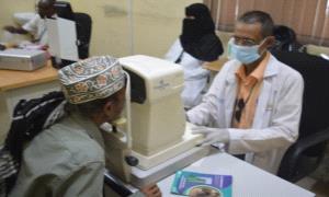 تدشين المخيم الطبي المجاني لأمراض العيون في المجمع الصحي بالتواهي