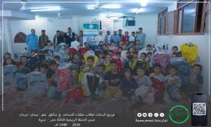 مؤسسة الهجرة الخيرية للتنمية توزع أكثر من 700 بدلة على طلاب حلقات المساجد في شبوة ضمن الحملة الربيعية الثالثة عشرة