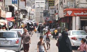 عدن..تعيش جحيم الفقر والحطب والنار.. حين تصبح لقمة العيش معاناة يومية