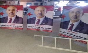 شباب الغضب يرفعون أعلام الجنوب وصور الرئيس الزبيدي على أعمدة الإنارة في سيئون