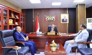 مسؤول حكومي بارز يعود للواجهة من العاصمة عدن
