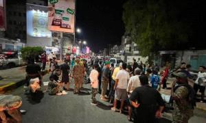 احتجاجات في كريتر وقطع الطرق رفضاً لتدهور الخدمات الأساسية