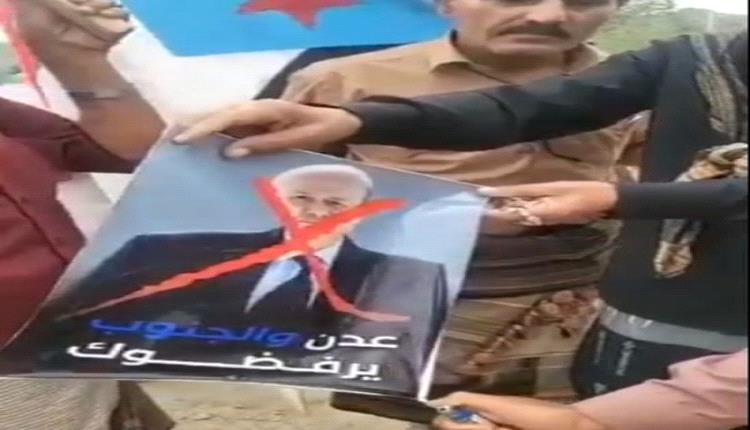 غضب شعبي في التواهي وإحراق صورة العليمي رفضًا لقرار إغلاق مقر الجمعية

