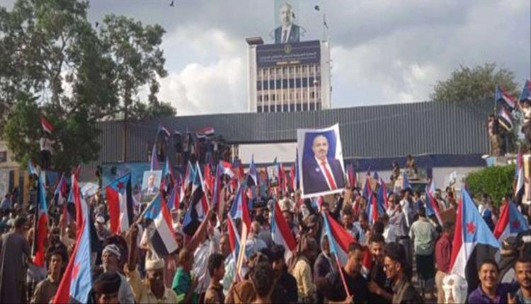 وقفة حاشدة للجنوبيين رفضًا لاستهداف مؤسساتهم السياسية

