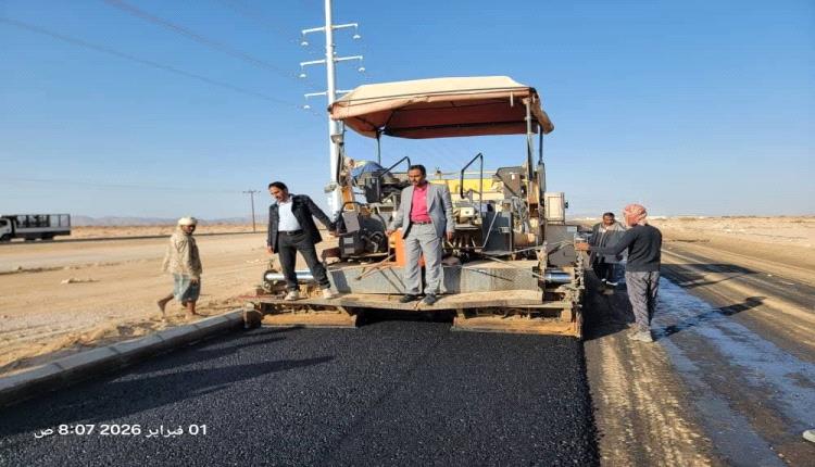 تدشين أعمال السفلتة في مشروع تأهيل المدخل الغربي لمدينة عتق
