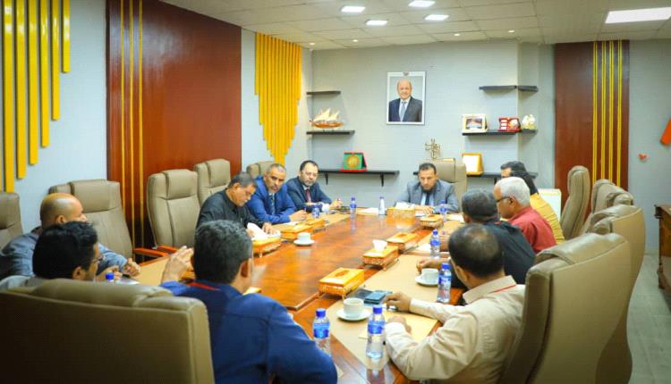 محافظ عدن يشدد على ضرورة التعامل بجدية مع إشكاليات الغاز وزيادة حصة المحافظة