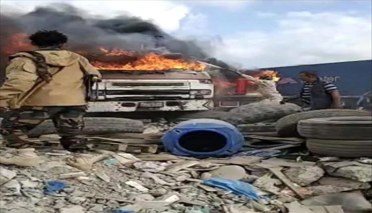 ألسنة اللهب تلتهم شاحنات في محيط ميناء عدن