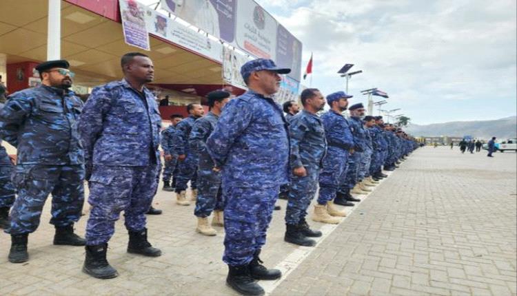 ضباط وجنود أمن عدن يحتجون للمطالبة بانتظام صرف المرتبات