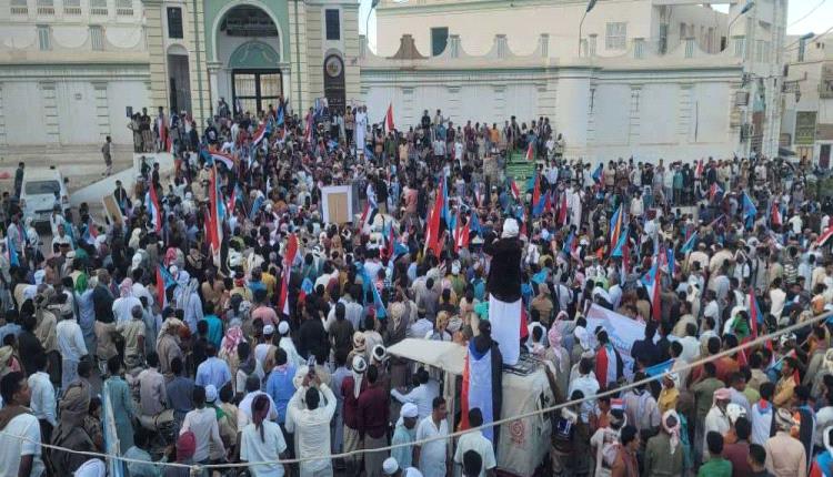 الآلاف من أبناء وادي حضرموت يحتشدون في مسيرة “الثبات والصمود” بسيئون ويجددون التفويض الشعبي للمجلس الانتقالي(بيان)