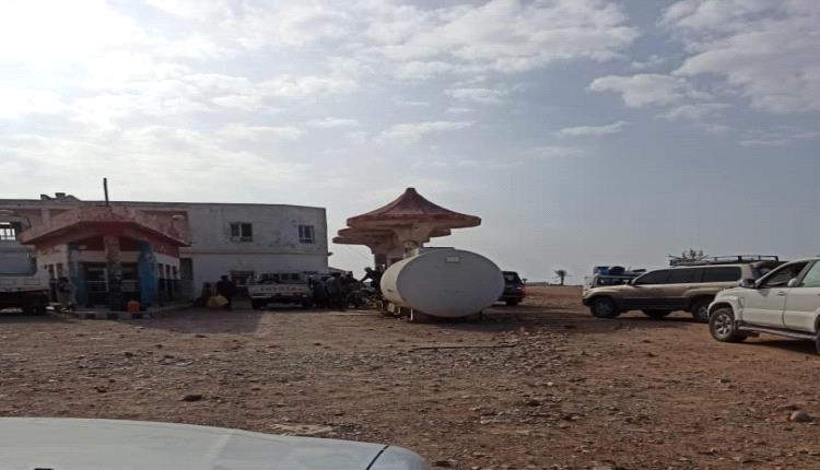 بسعر 25 ألف ريال للدبة.. استمرار بيع البنزين في محطات سقطرى بسلاسة تامة 