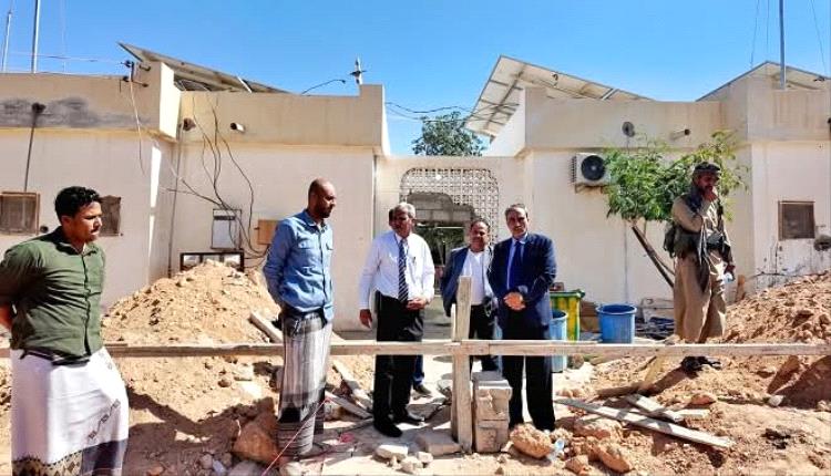 هشله يدشّن مشروع إعادة تأهيل إمدادات المياه بمستشفى شبوة للأمومة والطفولة