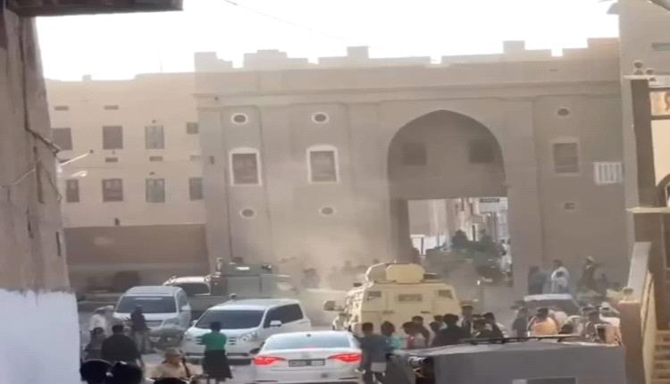 سيئون تحت القبضة العسكـ.ـرية: مدرعات تقتحم المدينة وتداهم البيوت وتكمّم الافواه وتسفك الدمـ.ـاء