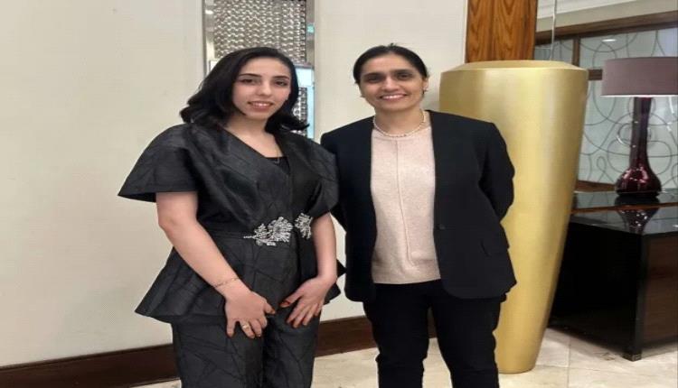 مخرجة يمنية شابة تخطف الأضواء وتحظى بإشادة السفيرة البريطانية

