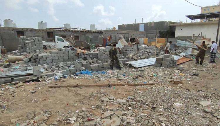 الحالمي خلال إزالة بناء عشوائي طال أرضية مواطن في بئر فضل بعدن : حماية الأراضي ستكون رادعة لمثل هولاء
