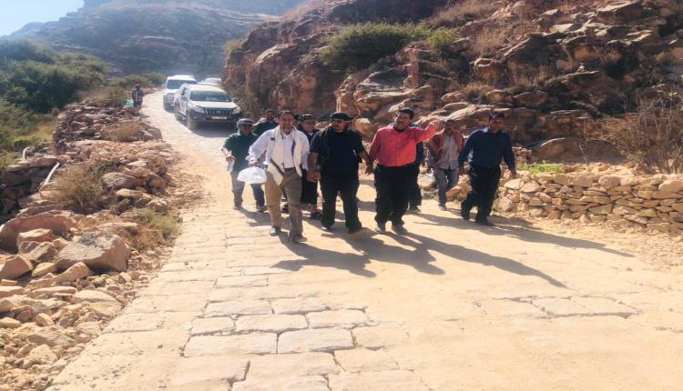 مدير عام الشعيب يدشن افتتاح طريق "المضو ، اقذيذ ، المشارع" بعد استكمال اعمال الرص