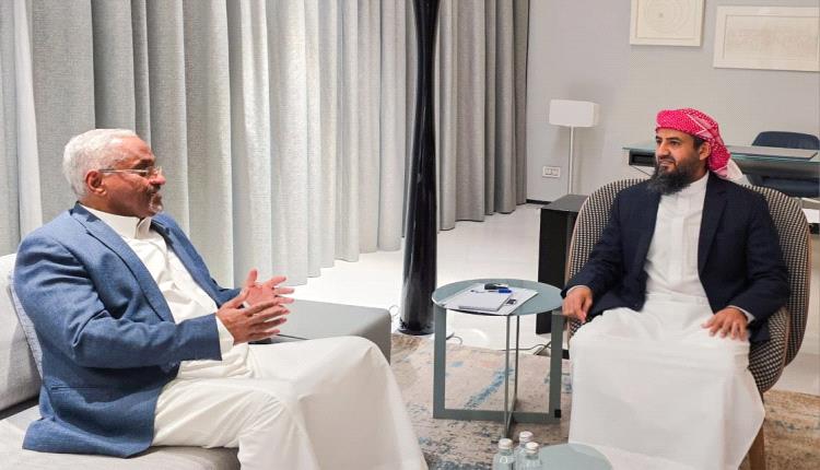 المحرّمي يلتقي وزير الإدارة المحلية ويطلع على خطط تعزيز أداء السلطات المحلية وتحسين الخدمات