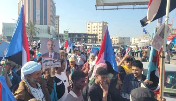 يحدث الان : تجمع المواطنين في جولة السفينة استعدادا لمسيرة شعبية بعدن