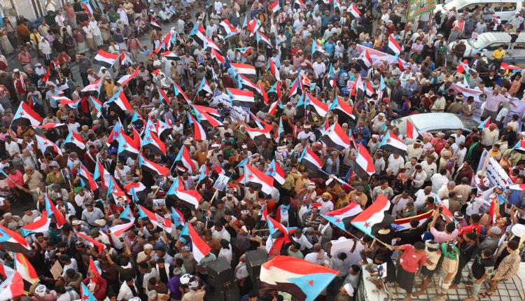 حشود مليونية في المكلا تؤكد “الثبات والتحدي” وتطالب بطرد قوات الاحتلال اليمني وتجدد التفويض للمجلس الانتقالي الجنوبي (بيان)
