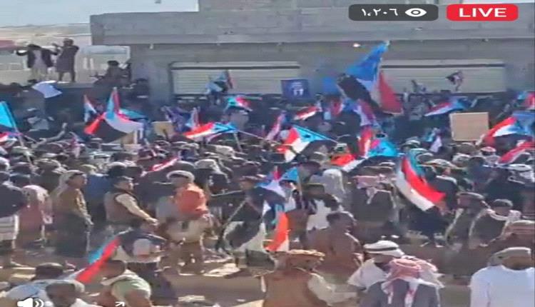 حشود جماهيرية تقتحم ساحة فعالية في عتق رغم الإجراءات الأمنية

