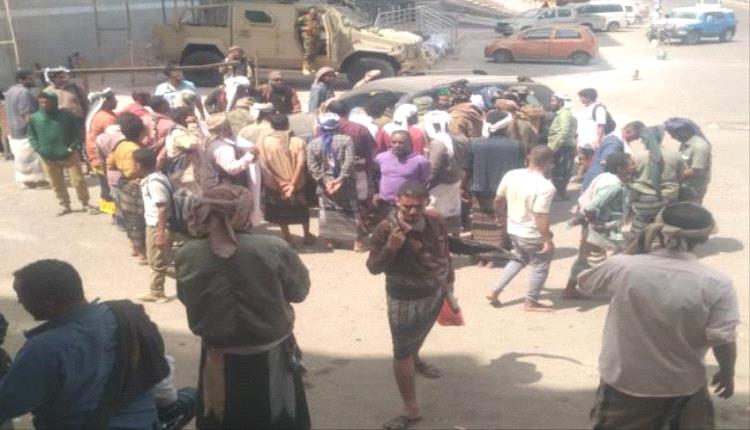 وقفة احتجاجية لأفراد من اللواء الثاني حزم أمام معاشيق بالعاصمة عدن للمطالبة بصرف مرتباتهم المتوقفة