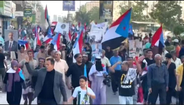مسيرة حاشدة في عدن دعماً للمجلس الانتقالي والتضامن مع أبناء شبوة وحضرموت