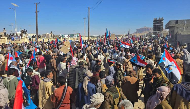 قمع متظاهري عتق في فعالية يوم الشهيد السلمية.. إرهـ.ـاب يمني برعاية سعودية