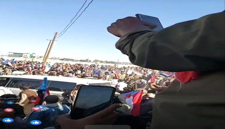 عتق: قوات أمنية تطلق النار على متظاهرين خلال تفريق تجمع
