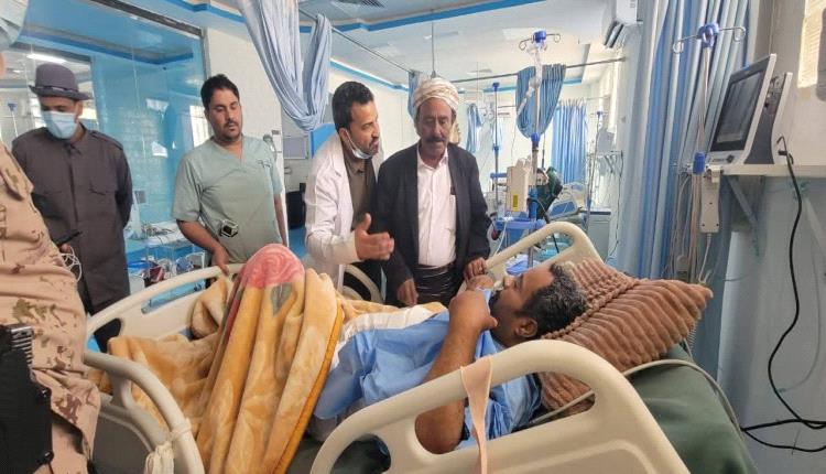 رئيس تنفيذية انتقالي شبوة يطمئن على جرحى اعتداء المظاهرة السلمية في عتق
