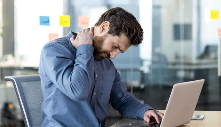 الحركة المنتظمة.. كيف تحمي العمود الفقري أثناء الجلوس؟