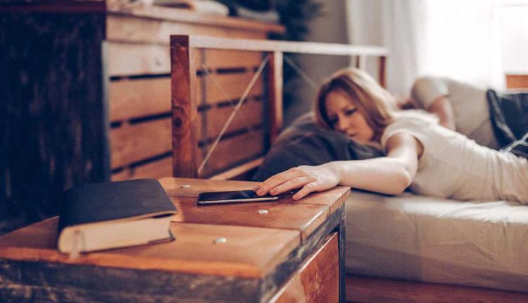 سر التعب الصباحي قد يكون على طاولة سريرك الجانبية..