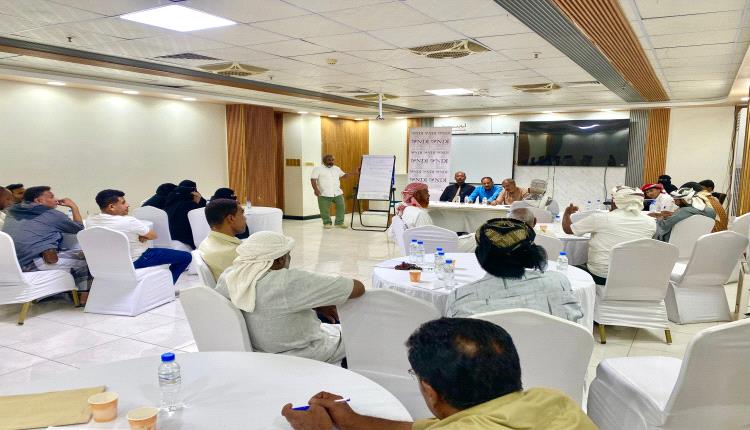 السلطة المحلية بالمكلا تنظم جلسة لمناقشة احتياجات عدد من أحياء المدينة