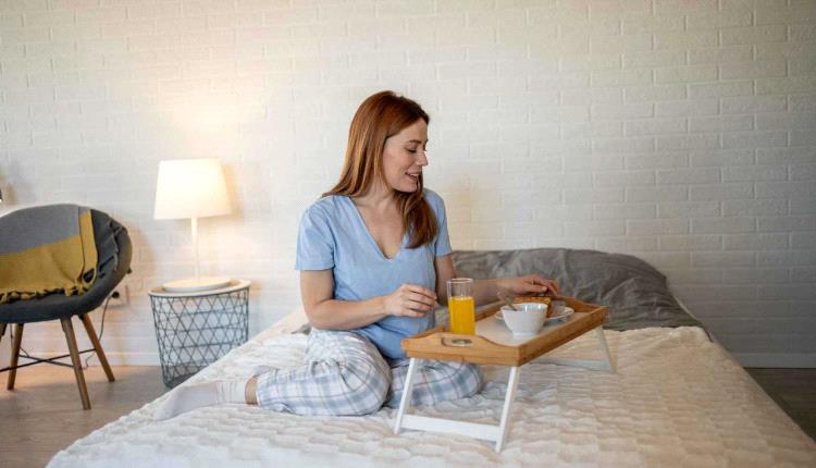 وجبات العشاء المتأخرة تهدد نومك وتعرقل هرمون النمو
