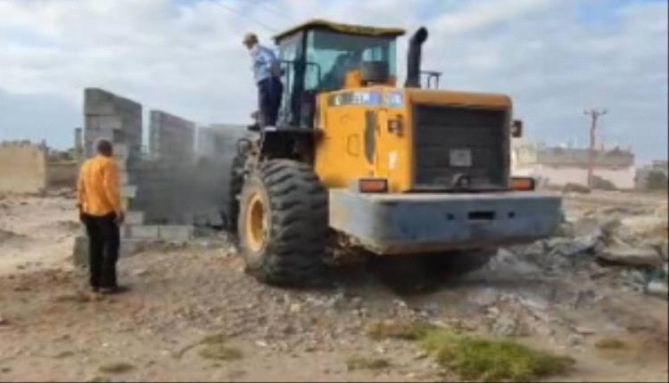 حماية الأراضي تنفذ إزالة بناء عشوائي بخور مكسر رغم محاولة اعتراضها من قبل مسلحين