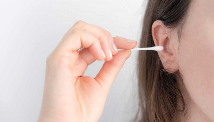 أعواد القطن تهدد صحة الأذن وتزيد مشاكل الشمع