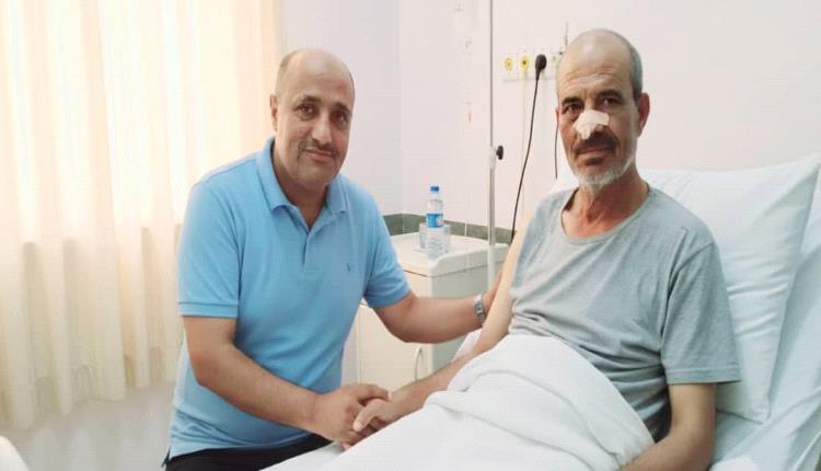 العميد أحمد علي مانع يزور المناضل علي محمد الفقية إلى مستشفى عبود العسكري للاطمئنان على حالته الصحية