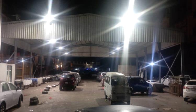 بجهود شبابية.. إعادة إنارة حي الميدان في كريتر بعد سنوات من الظلام