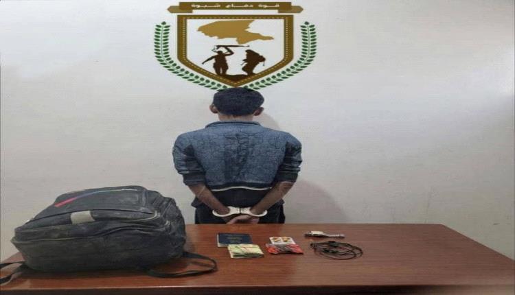 ‏قوات دفاع شبوة تضبط كمية من مادة الحشيـ.ـش المـ.ـخدر في إحدى النقاط التابعة لها في مدخل مدينة عتق