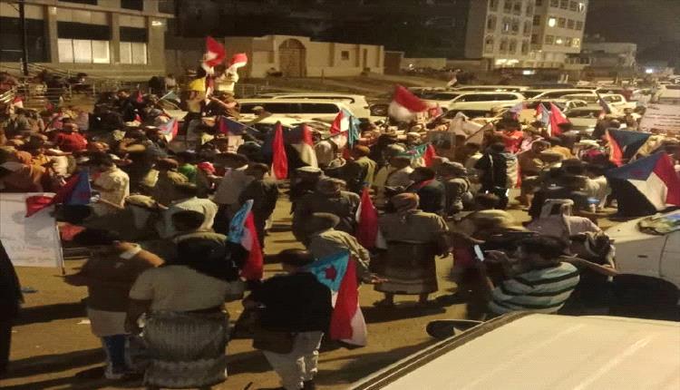 عاجل : حراسة قصر معاشيق تستهدف المتظاهرين بالرصاص الحي وانباء عن سقوط شهداء وجرحى
