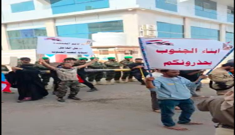 توتر في محيط قصر معاشيق بعد تجمّع محتجين وانتشار أمني مكثف

