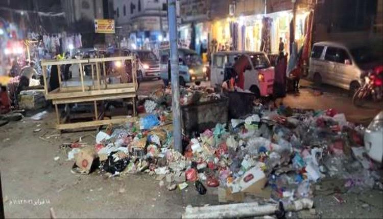 غضب شعبي في الشيخ عثمان بعد تكدّس القمامة ومطالبات بتدخل عاجل

