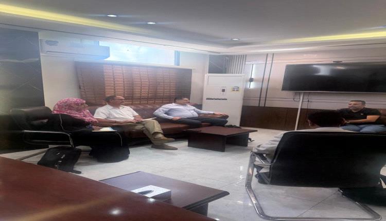 الدكتور الوليدي يناقش مع فريق من منظمة الصحة العالمية عدد من الموضوعات الصحية 
