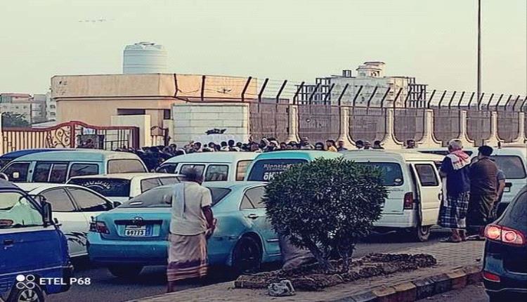 بدء توزيع السلال الغذائية للمعلمين والمعلمات في عدن

