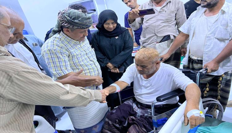 الحالمي يتفقد جرحى أعمال القمع والتنكيل التي استهدفت الوقفة الاحتجاجية السلمية بالعاصمة عدن
